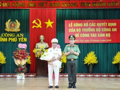 Thiếu tướng Lê Tấn Tới trao quyết định và chúc mừng Đại tá Phan Thanh Tám.