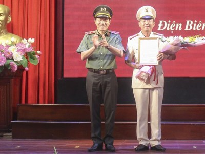 Đại tá Tráng A Tủa (bên phải) được bổ nhiệm giữ chức vụ Giám đốc Công an tỉnh Điện Biên.