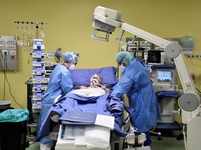 Nhân viên y tế điều trị cho một bệnh nhân Covid-19 trong phòng chăm sóc tích cực tại một bệnh viện ở Milan, Italy, hôm 27/3. Ảnh: Reuters. 