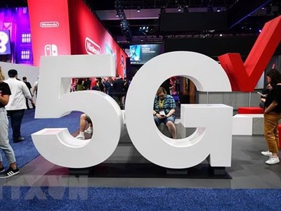 Biểu tượng mạng 5G tại một triển lãm. (Ảnh: AFP/TTXVN).