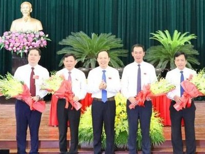 Bí thư Tỉnh ủy, Chủ tịch HĐND tỉnh Thanh Hóa Nguyễn Văn Chiến (giữa) chúc mừng ông Nguyễn Văn Thi và các cán bộ được bầu chức danh mới tại Kỳ họp thứ 12 HĐND tỉnh khóa 17.