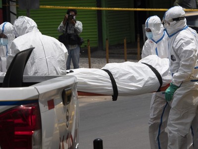 Nhân viên y tế xử lý xác một người chết trên đường tới bệnh viện ở El Salvador hôm 29/6. Ảnh: AFP.