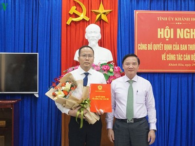 Ông Nguyễn Khắc Hà (bên trái) được điều động, bổ nhiệm làm Trưởng Ban tổ chức Tỉnh ủy Khánh Hòa.