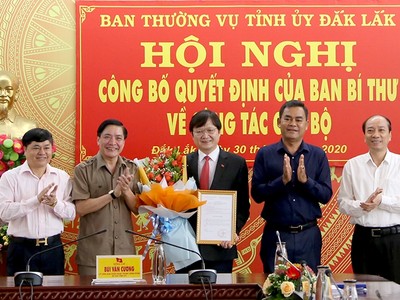 Thường trực Tỉnh ủy Đắk Lắk trao quyết định và chúc mừng đồng chí Nguyễn Hoài Dương.