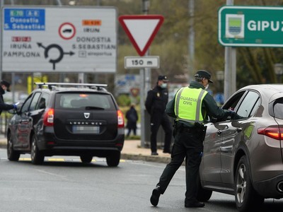 Cảnh sát kiểm tra các phương tiện tại cửa khẩu biên giới Pháp-Tây Ban Nha ở gần Hendaye, tây nam nước Pháp. (Ảnh: AFP/TTXVN).
