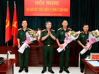 Thượng tướng Đỗ Căn trao quyết định và chúc mừng các cán bộ được bổ nhiệm chức vụ mới.