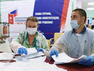 Nhân viên Ủy ban Bầu cử Trung ương kiểm phiếu sau cuộc trưng cầu dân ý về hiến pháp sửa đổi tại điểm bỏ phiếu số 1591 ở Moskva, Nga, ngày 1/7. Ảnh: RIA Novosti.