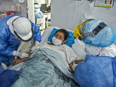 Nhân viên y tế chăm sóc bệnh nhân Covid-19 tại Peru hôm 2/7. Ảnh: AFP.
