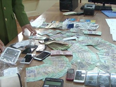 Tang vật trong một đường dây đánh bạc nghìn tỷ trên Internet tại Hưng Yên. (Ảnh: Đinh Tuấn/TTXVN).