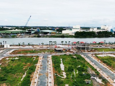 Thị trường tỉnh Long An đang phát triển hạ tầng và thu hút đầu tư. (hình ảnh dự án The Pearl Riverside đang hoàn thiện tại Bến Lức, Long An).