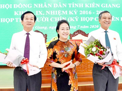Phó Bí thư Tỉnh ủy, Chủ tịch HĐND tỉnh Kiên Giang Đặng Tuyết Em chúc mừng đồng chí Phạm Vũ Hồng và đồng chí Đỗ Thanh Bình (phía trái).