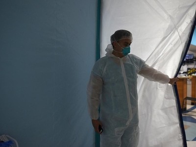 Nhân viên y tế tại khu vực chăm sóc tích cực dành cho bệnh nhân nCoV thuộc Trung tâm Y tế United Memorial ở Houston, Texas, ngày 29/6. Ảnh: Reuters.