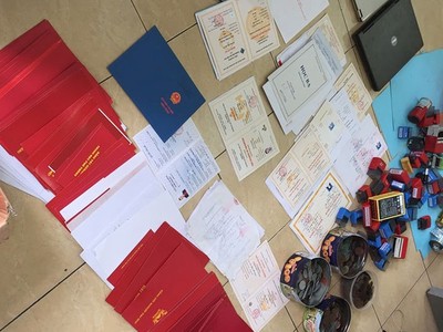 Nhiều tang vật giấy tờ làm giả.