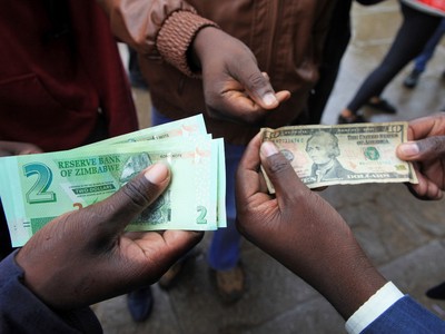 Từ vị thế là một đất nước đang lên của châu Phi, Zimbabwe lại rơi xuống vũng bùn của thảm họa tài chính, siêu lạm phát nghiêm trọng và suy thoái sâu sắc. Ảnh: Getty.