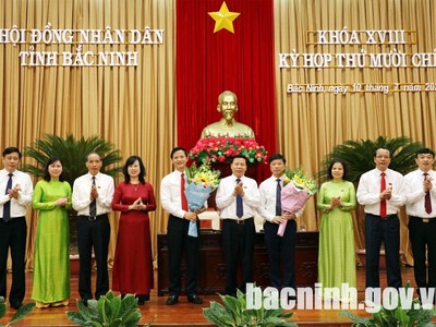 Lãnh đạo tỉnh tặng hoa chúc mừng ông Vương Quốc Tuấn và ông Đào Quang Khải (Ảnh: Cổng TTĐT tỉnh Bắc Ninh).