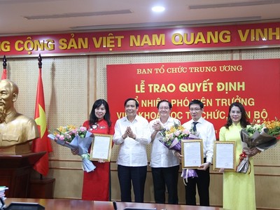 Đồng chí Nguyễn Thanh Bình, đồng chí Lê Vĩnh Tân trao quyết định và chúc mừng các cán bộ được bổ nhiệm.