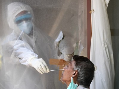 Nhân viên y tế lấy mẫu xét nghiệm cho người dân ở New Delhi, Ấn Độ, hôm 16/6. Ảnh: AFP.