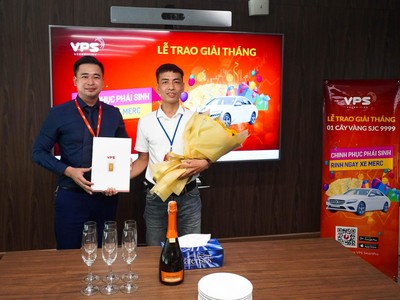 Nhà đầu tư Hà Viết Trung (bên phải) nhận giải Nhất tháng 6 cuộc thi “Chinh phục phái sinh - Rinh ngay xe Merc” trị giá 1 cây vàng SJC 9999.