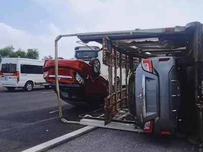 Cú va chạm khiến xe tải mất lái rồi lật ngang khiến 1 người bị thương.