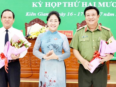 Đồng chí Đặng Thị Tuyết Em, Phó Bí thư Thường trực Tỉnh ủy - Chủ tịch HĐND tỉnh Kiên Giang chúc mừng đồng chí Nguyễn Đức Chín và đồng chí Đỗ Triệu Phong.