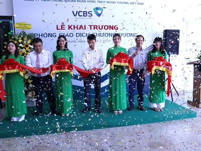 Ông Lê Mạnh Hùng (ảnh giữa) - Giám đốc VCBS, ông Nguyễn Bá Minh - Giám đốc Vietcombank Chương Dương