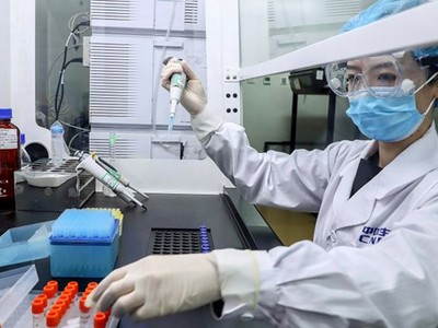 Phòng thí nghiệm nghiên cứu vắcxin của Sinopharm ở Bắc Kinh. (Ảnh: THX/AP).