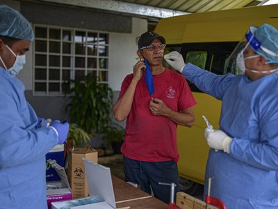 Nhân viên y tế lấy mẫu xét nghiệm nCoV tại Panama hôm 16/7. Ảnh: AFP.