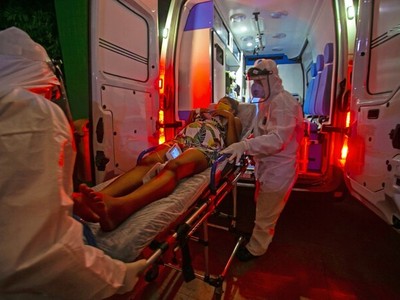 Nhân viên y tế đưa bệnh nhân Covid-19 vào bệnh viện ở Brazil ngày 17/7. Ảnh: Reuters.