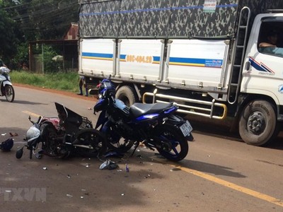 Vụ tai nạn xảy ra vào khoảng 15 giờ trên Tỉnh lộ 755, đoạn thôn 9, xã Đức Liệu, huyện Bù Đăng, khi hai xe máy chạy ngược chiều với tốc độ cao đâm trực diện vào nhau khiến 2 lái xe bị văng xuống đường và tử vong tại chỗ. (Ảnh: TTXVN phát).