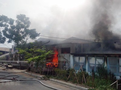 Hiện trường vụ cháy ở xưởng phun sơn đồ gỗ khiến 1 người tử vong và 1 người bị thương. (Ảnh: Thái Hùng/TTXVN).