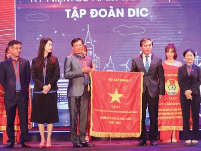 Ông Lê Quang Hùng (phải), Thứ trưởng Bộ Xây dựng trao bức trướng của Bộ Xây dựng tặng DIG trong lễ kỷ niệm 30 năm thành lập.