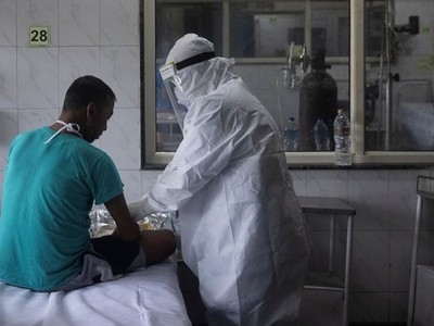 Nhân viên y tế chăm sóc cho bệnh nhân nhiễm nCoV tại một bệnh viện ở thủ đô New Delhi, Ấn Độ, ngày 17/7. Ảnh: Reuters.