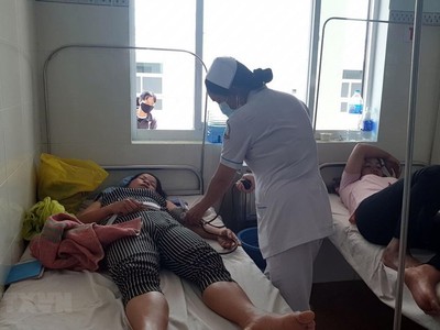 Các bệnh nhân đang được điều trị tại Bệnh viện II Lâm Đồng chiều ngày 20/7. (Ảnh: Chu Quốc Hùng/TTXVN).