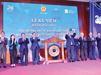 Thủ tướng Chính phủ Nguyễn Xuân Phúc cùng lãnh đạo một số bộ, ngành tham dự Lễ kỷ niệm 20 năm hoạt động TTCK Việt Nam và 20 năm HOSE.