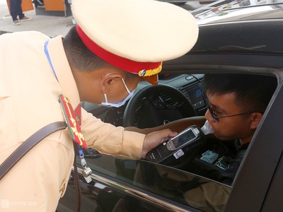 Cán bộ Cục CSGT kiểm tra nồng độ cồn tài xế ôtô trên cao tốc Bắc Giang - Lạng Sơn hồi tháng 6.