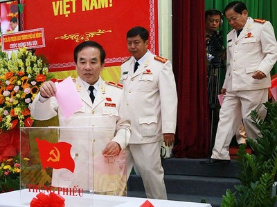 Thiếu tướng Vũ Xuân Viên - Giám đốc Công an Đà Nẵng bỏ phiếu tại Đại hội.