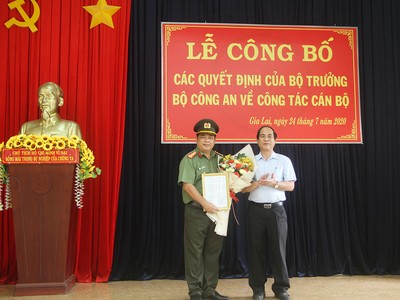 Phó Bí thư Tỉnh ủy, Chủ tịch UBND tỉnh Võ Ngọc Thành trao quyết định của Ban Thường vụ Tỉnh ủy cho Đại tá Rah Lan Lâm. Ảnh: Gia Lai Online.