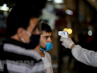 Kiểm tra thân nhiệt của người dân tại Mexico City, Mexico, ngày 18/6/2020, trong bối cảnh dịch COVID-19 lan rộng. (Nguồn: THX/TTXVN).