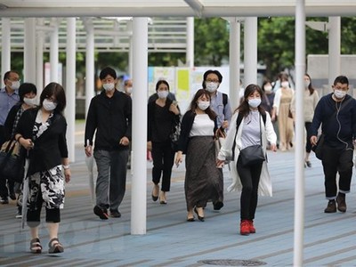 Người dân đeo khẩu trang phòng lây nhiễm COVID-19 tại Tokyo, Nhật Bản. (Ảnh: THX/TTXVN).