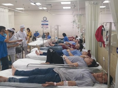 Cấp cứu cho các công nhân bị ngộ độc. (Ảnh minh họa: Lê Xuân/TTXVN).