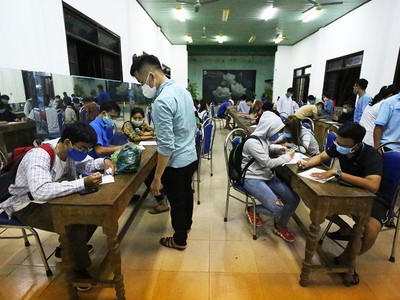 Người dân khai báo y tế ở trạm kiểm soát Phú Bài. 