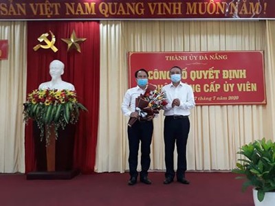 Ông Trương Quang Nghĩa (phải) trao quyết định bổ nhiệm ông Nguyễn Đình Vĩnh.
