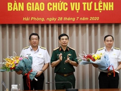 Thượng tướng Phan Văn Giang chúc mừng đồng chí Phạm Hoài Nam và đồng chí Trần Thanh Nghiêm.