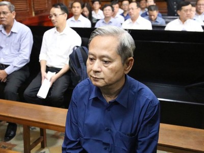 Ông Nguyễn Hữu Tín ra tòa.