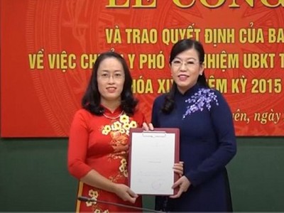 Bí thư Tỉnh ủy Thái Nguyên Nguyễn Thanh Hải trao Quyết định của Ban Bí thư cho bà Tống Thị Tâm.