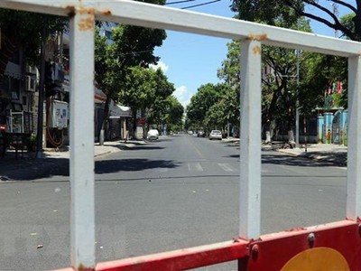 Tuyến đường Quang Trung được ngăn rào chắn phong tỏa để phục vụ công tác phòng, chống dịch COVID-19 tại Đà Nẵng. (Ảnh: Trần Lê Lâm/TTXVN).