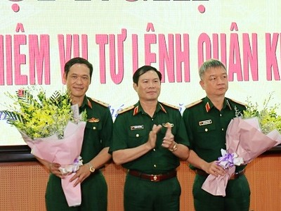 Trung tướng Nguyễn Tân Cương chúc mừng Trung tướng Vũ Hải Sản và Thiếu tướng Nguyễn Quang Ngọc.