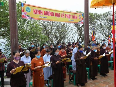 Các Phật tử trong một khoá lễ. 