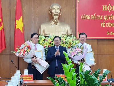 Đồng chí Phạm Minh Chính trao quyết định và chúc mừng đồng chí Nguyễn Hồng Lĩnh và đồng chí Phạm Viết Thanh. 