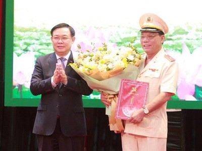 Bí thư Thành ủy Hà Nội Vương Đình Huệ chúc mừng Thiếu tướng Nguyễn Hải Trung. 